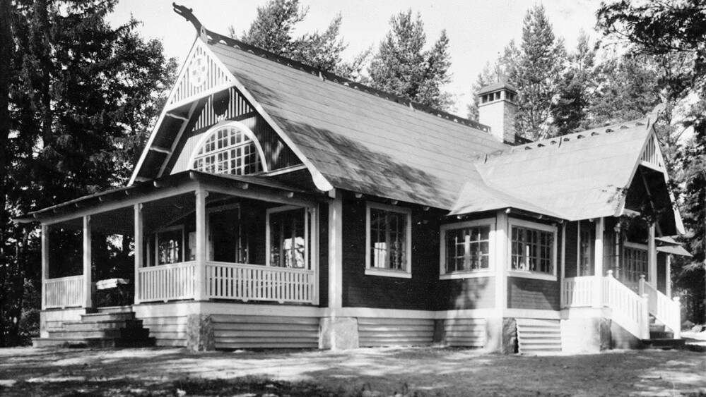 Gefle Segelsällskaps klubbhus då det var nytt, 1906. Byggnaden vilar på tuktade stenblock, taket är belagt med papp och tacknockarna pryds av drakhuvuden i mönstersågat trä. Foto från Länsmuseet Gävleborgs fotosamling.