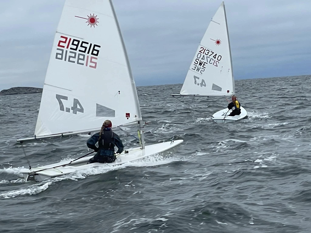 Nora och Hanna vänder ner för Läns. Foto Daniel Birgmark